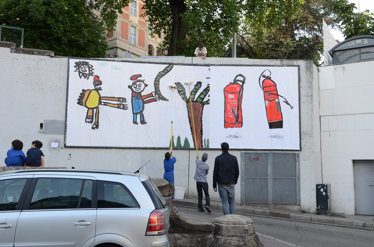 Collage « Extincteurs pour éteindre les pets de dragon » de Äki Niwa, Piel, Mai 2018 — M.U.R Saint-Étienne