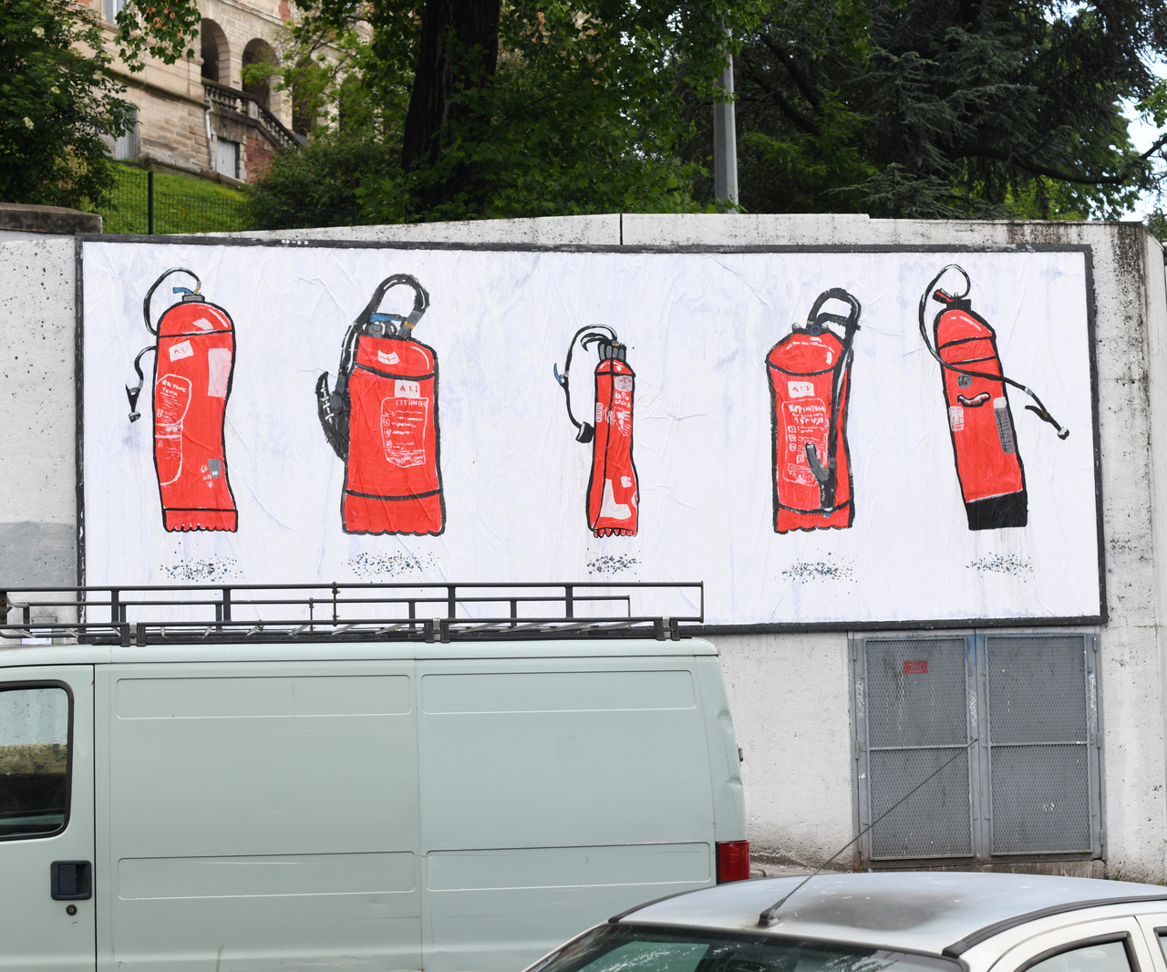 Collage « Extincteurs pour éteindre les pets de dragon » de Äki Niwa, Piel, Mai 2018 — M.U.R Saint-Étienne