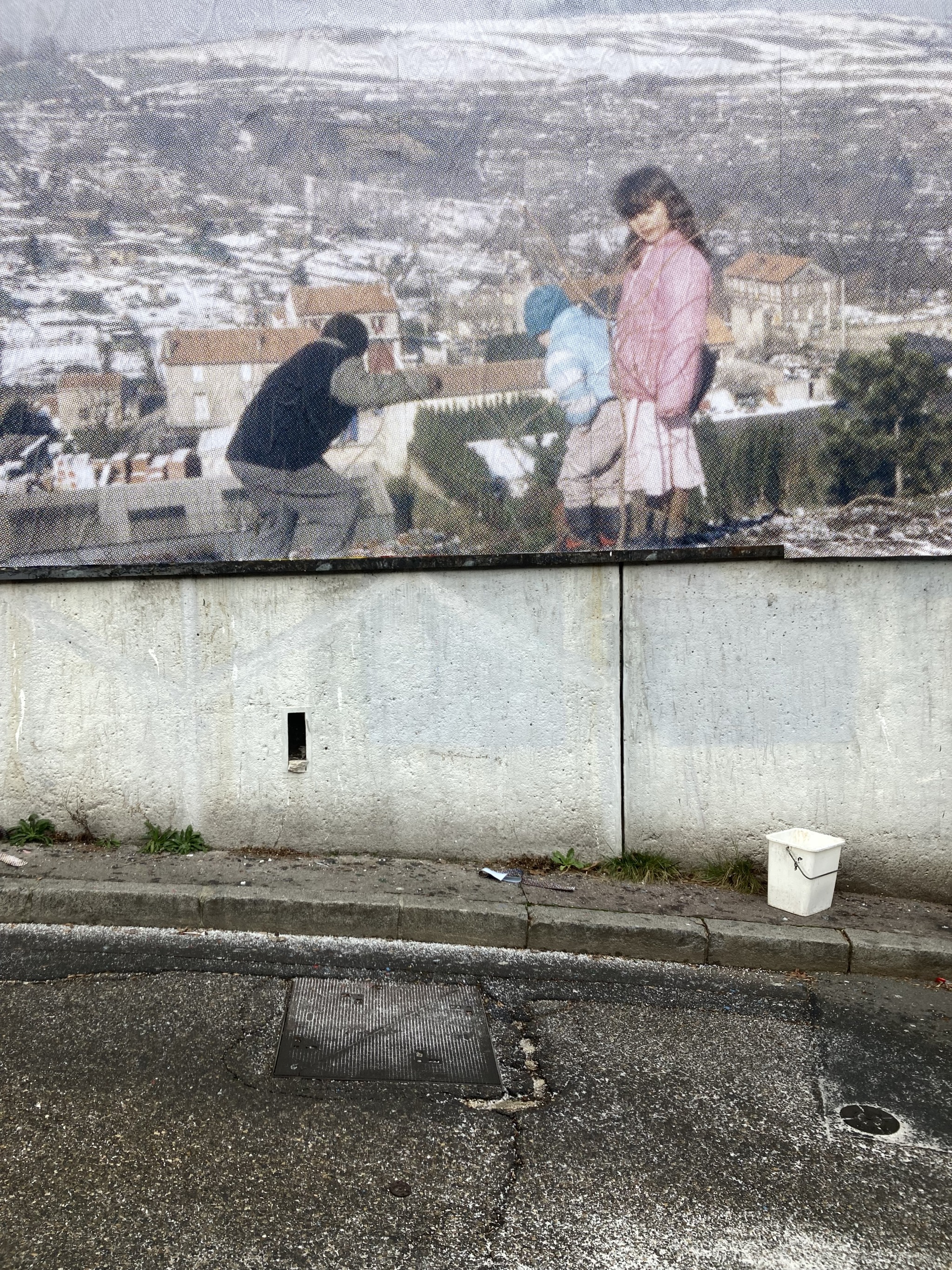 Collage « J'habite ici » de Inconnu, Janvier 2026 — M.U.R Saint-Étienne