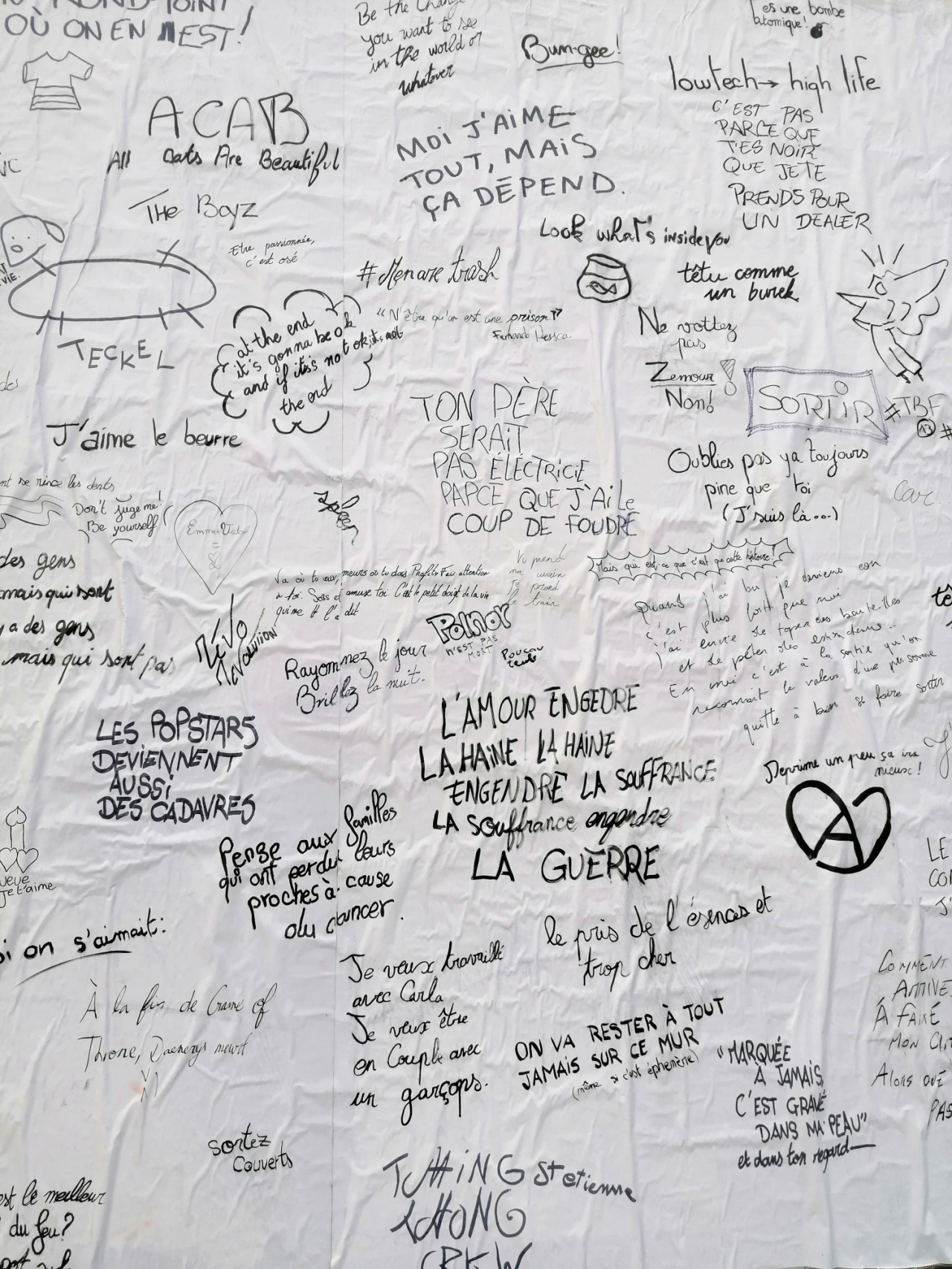 Collage « Personne te verra écrire mais tout le monde pourra te lire » de The Wa, Décembre 2021 — M.U.R Saint-Étienne