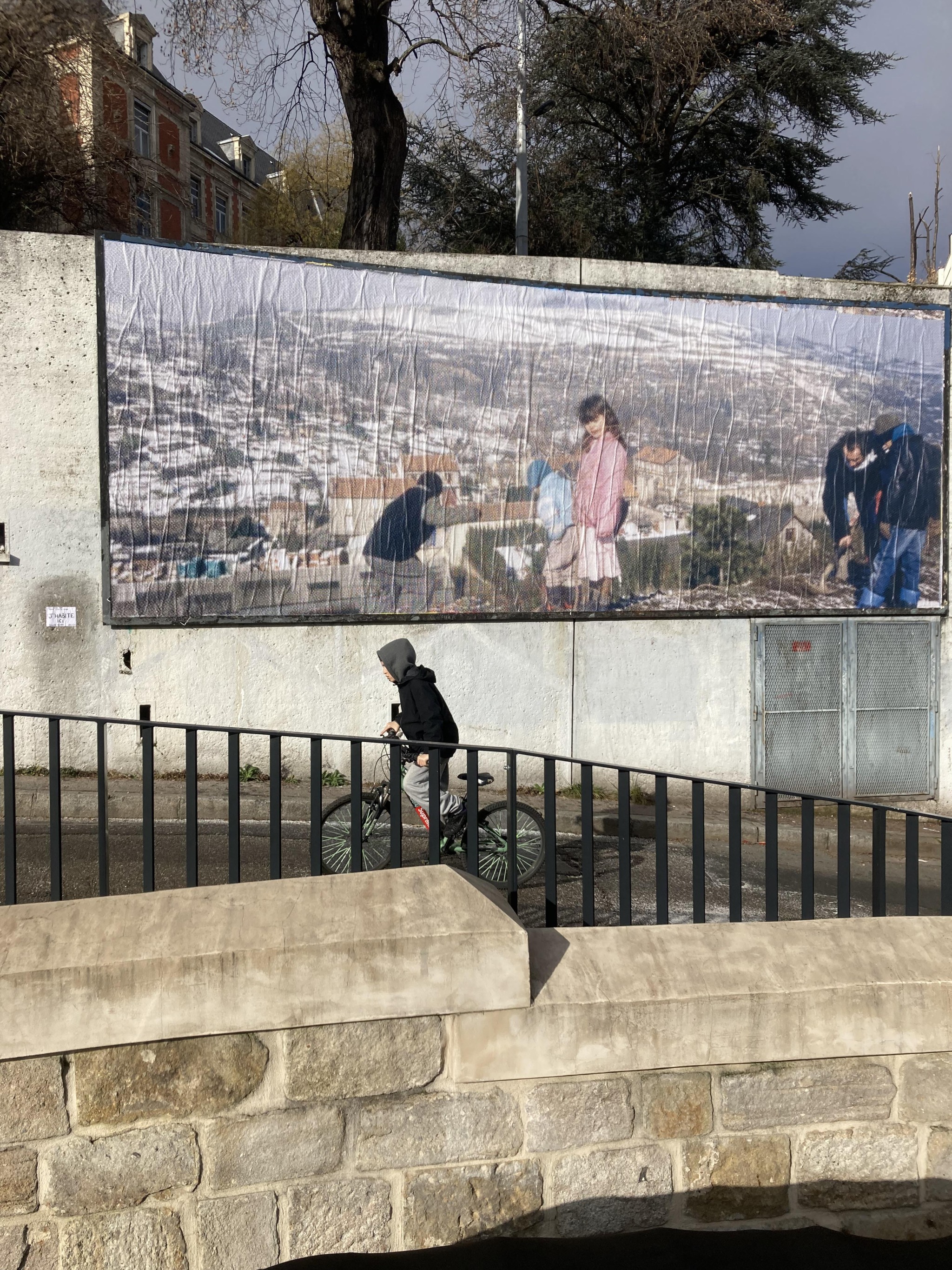 Collage « J'habite ici » de Inconnu, Janvier 2026 — M.U.R Saint-Étienne
