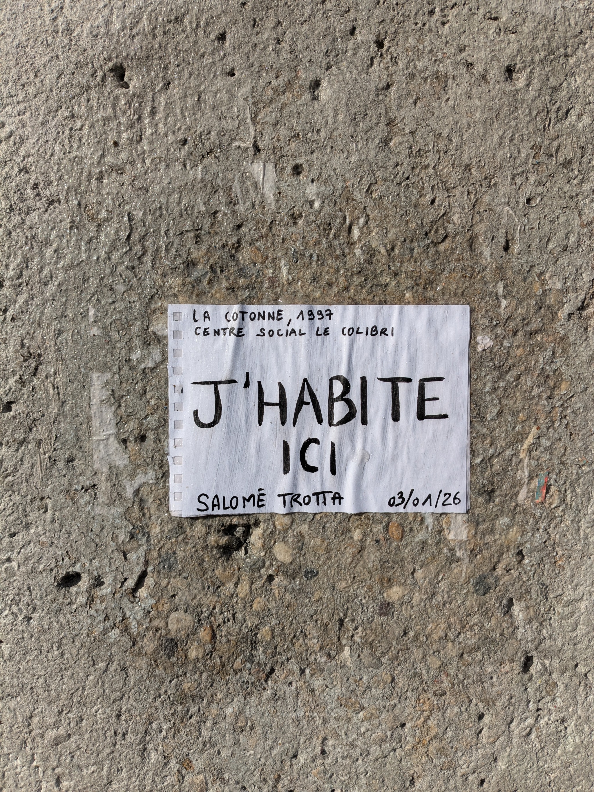 Collage « J'habite ici » de Inconnu, Janvier 2026 — M.U.R Saint-Étienne