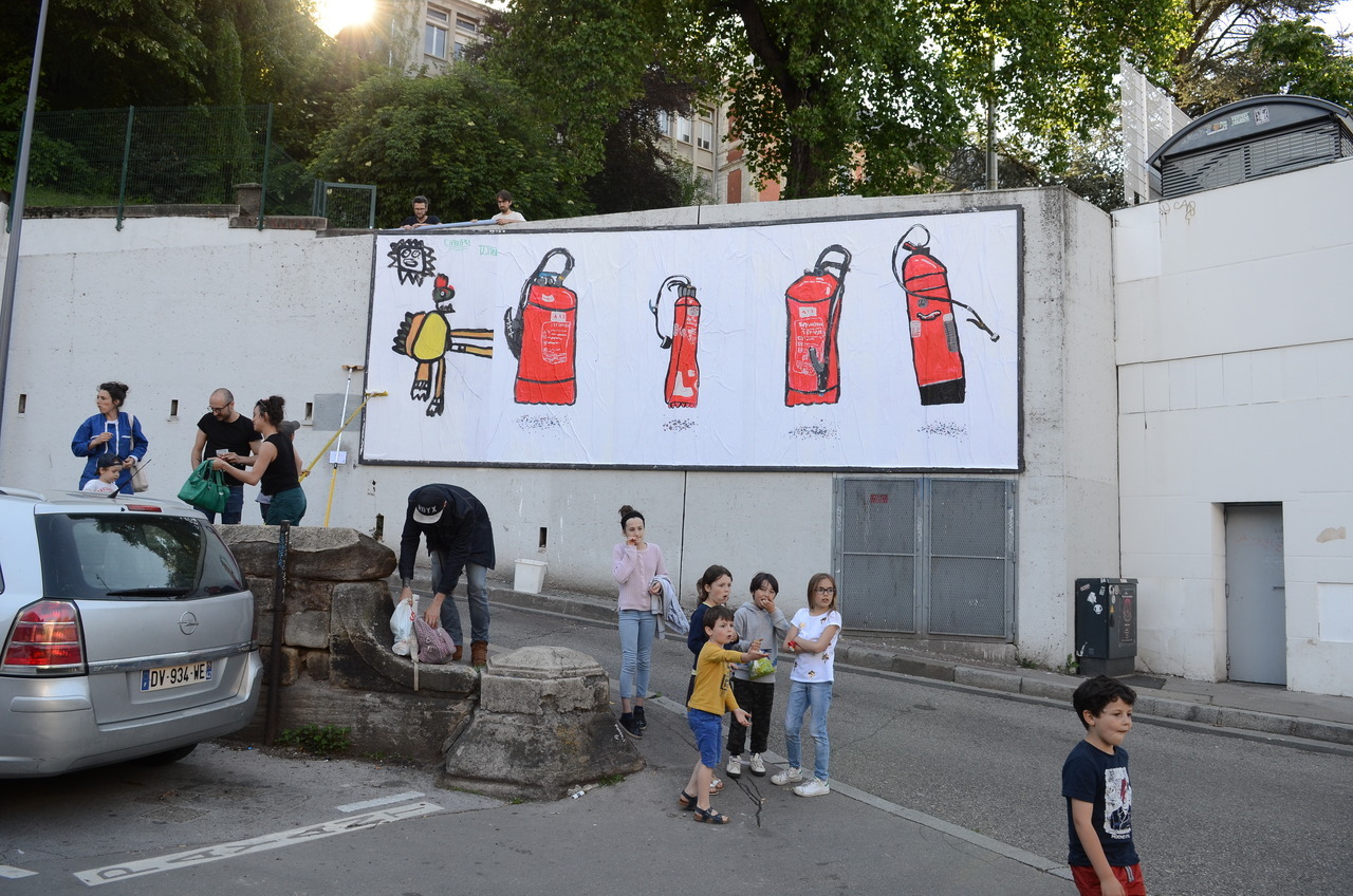 Collage « Extincteurs pour éteindre les pets de dragon » de Äki Niwa, Piel, Mai 2018 — M.U.R Saint-Étienne