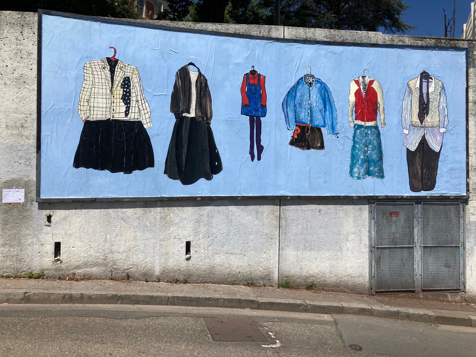 Collage « Autoportraits cintrés » de Inconnu, Juillet 2025 — M.U.R Saint-Étienne