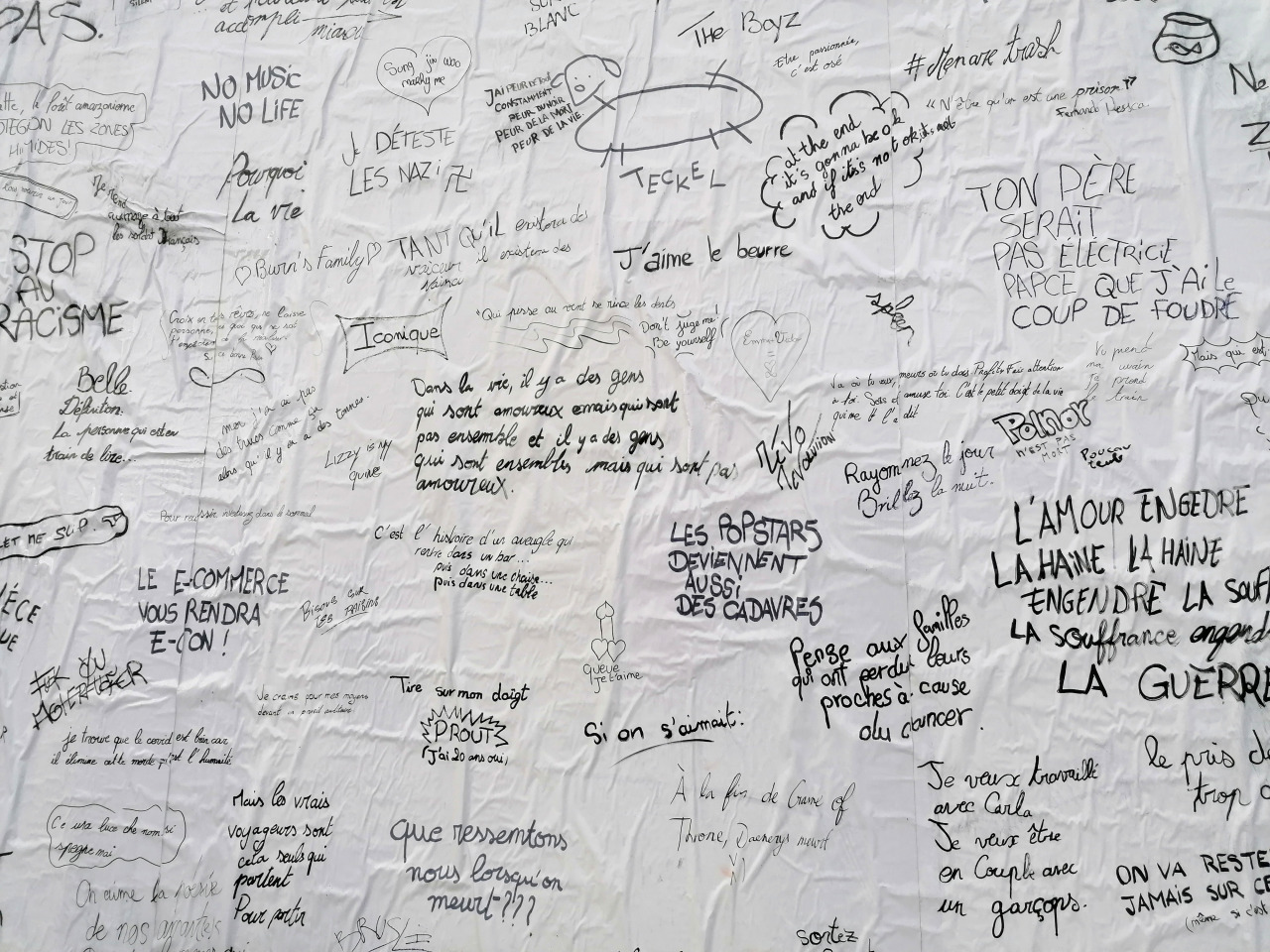 Collage « Personne te verra écrire mais tout le monde pourra te lire » de The Wa, Décembre 2021 — M.U.R Saint-Étienne