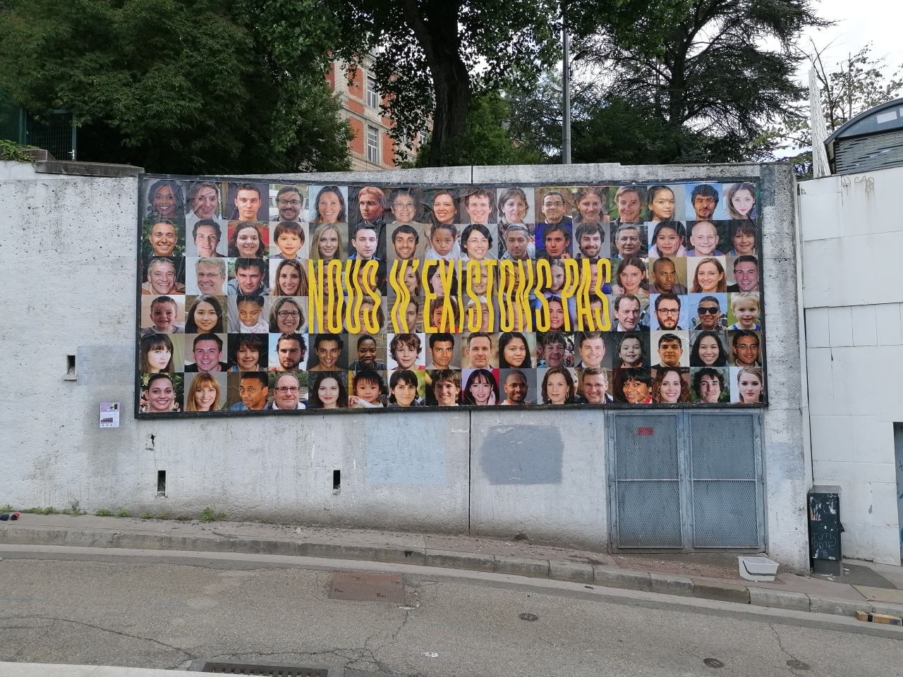 Collage « Nous n'existons pas » de Inconnu, Juin 2022 — M.U.R Saint-Étienne